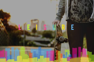 kaykay ile duran kadın 