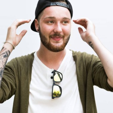 Beyaz elbise yakışıklı adam