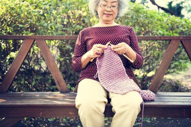 Kadın dokuma kumaşlar ile iplik