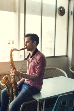 jazzman oynarken saksafon