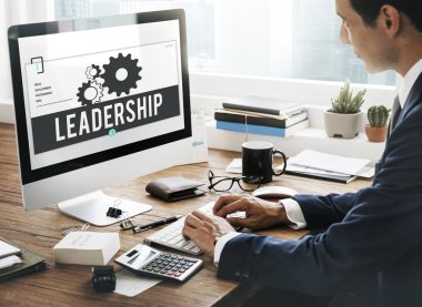 bilgisayar kullanarak iş adamı  