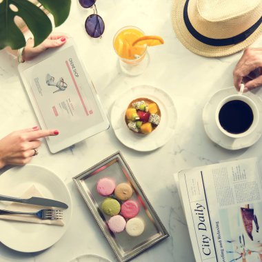 İnternetten alışveriş yapan kadın    