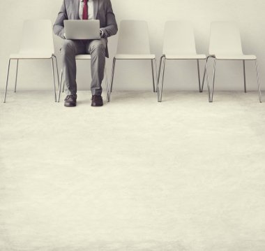 Dizüstü bilgisayar kullanan iş adamı