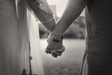 Romantik çift el ele tutuşuyor.