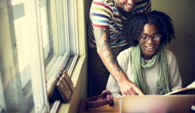 dizüstü bilgisayar kullanan insanlar