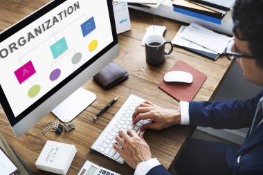 bilgisayar kullanarak iş adamı  