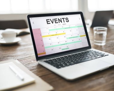 Tablo kavramı üstünde laptop  