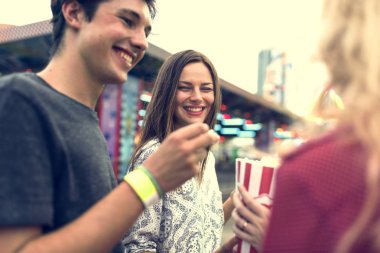 Pop Mısır yeme arkadaşlar