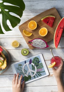 Dijital tabletli kadın