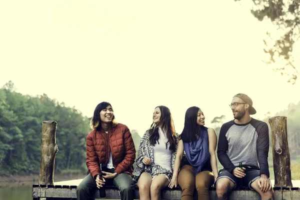 Jovens amigos viajantes na floresta — Fotografia de Stock