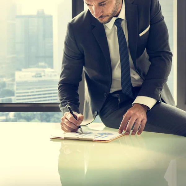 Empresário que trabalha no escritório — Fotografia de Stock