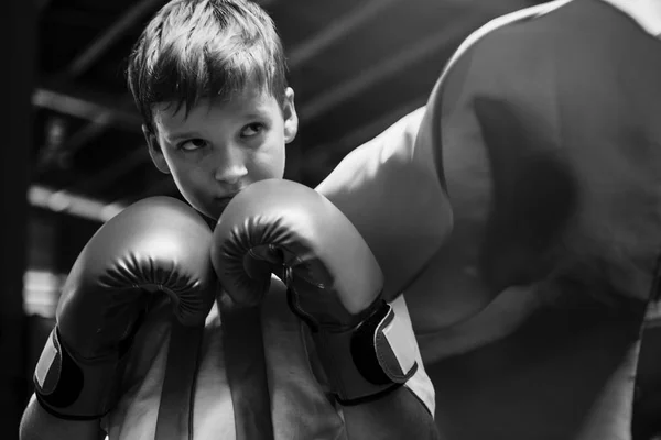 Супергерой в боксёрских перчатках — стоковое фото