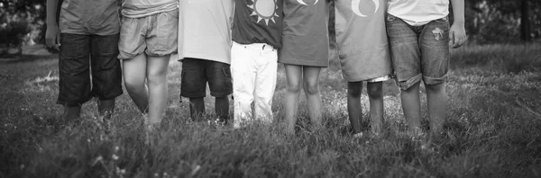 Meninos e meninas ao ar livre — Fotografia de Stock