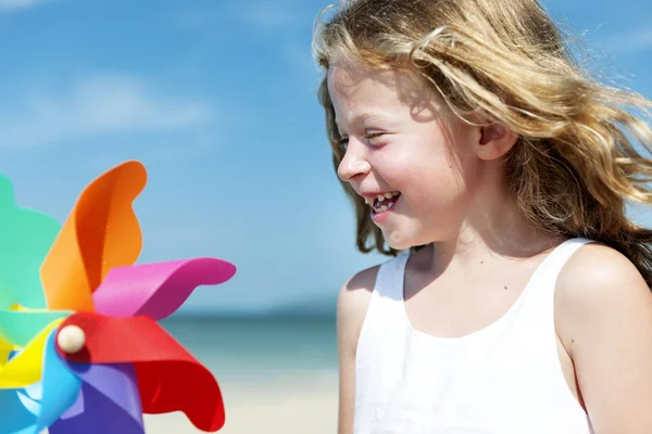 Petite fille jouant sur la plage — Photo