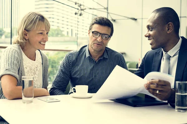 Mensen uit het bedrijfsleven hebben discussie tijdens bijeenkomst — Stockfoto