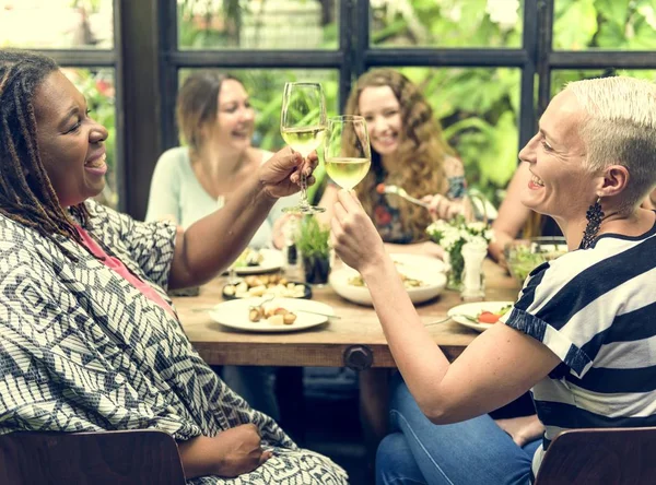 Donne che cenano — Foto Stock