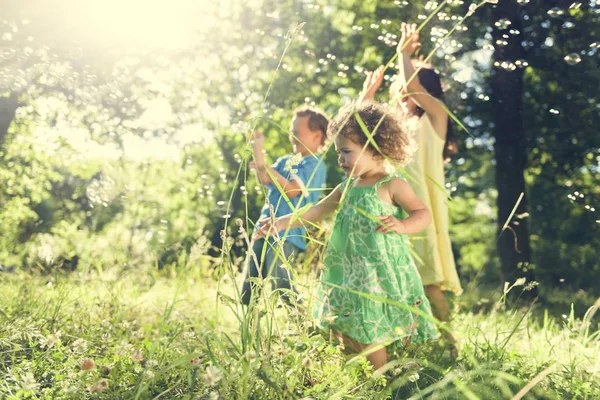 Bambini carini che giocano al parco — Foto Stock