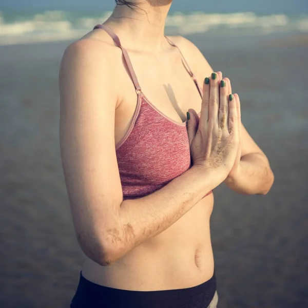 Mulher fazendo ioga na praia — Fotografia de Stock
