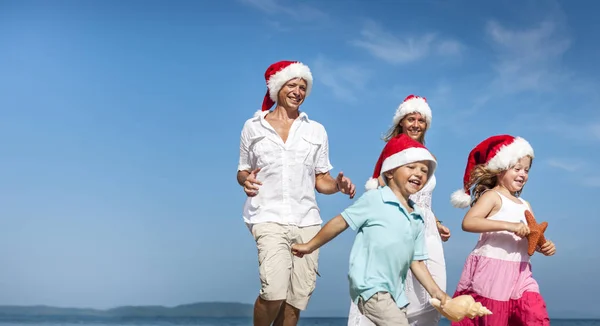 Familia divirtiéndose en la playa — Foto de Stock