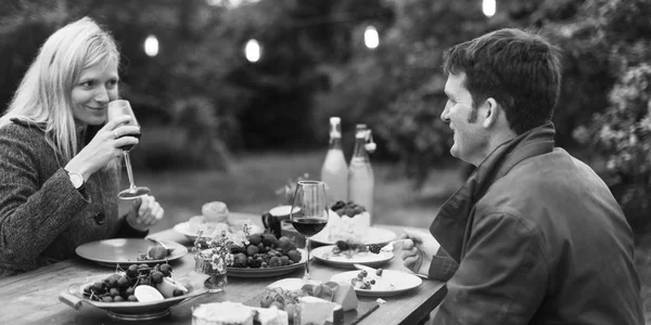 Пара романтический ужин на открытом воздухе — стоковое фото
