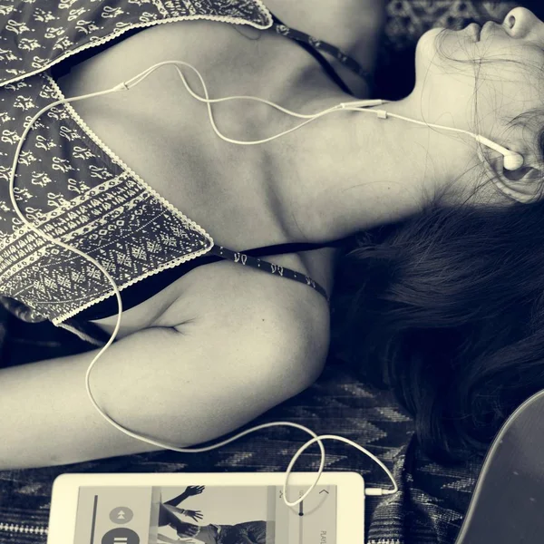 Woman laying and listening music — Stock Photo, Image