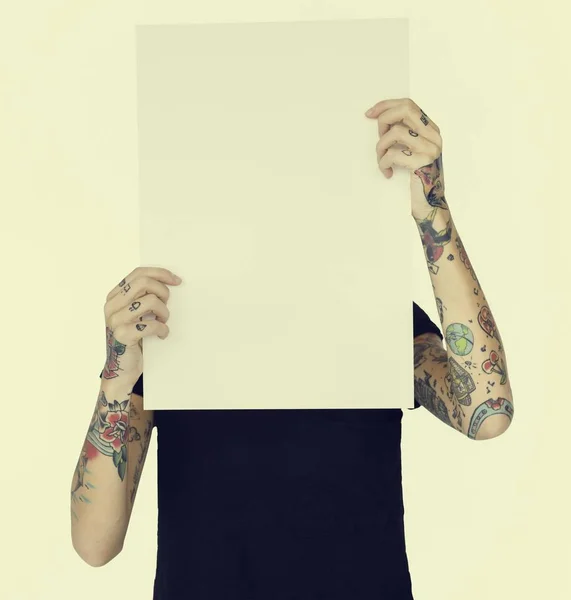Mulher em tatuagens segurando cartaz — Fotografia de Stock