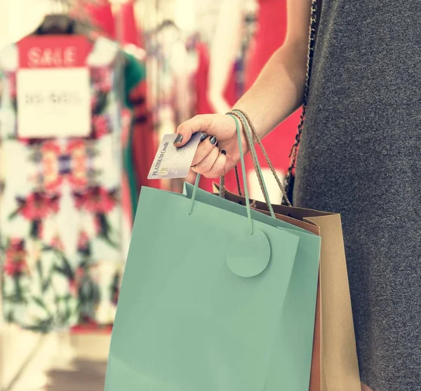 Kvinna med shoppingväskor och kreditkort — Stockfoto