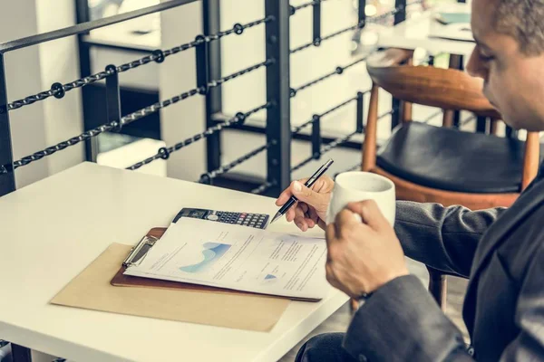 Zakenman schrijven in notebook — Stockfoto