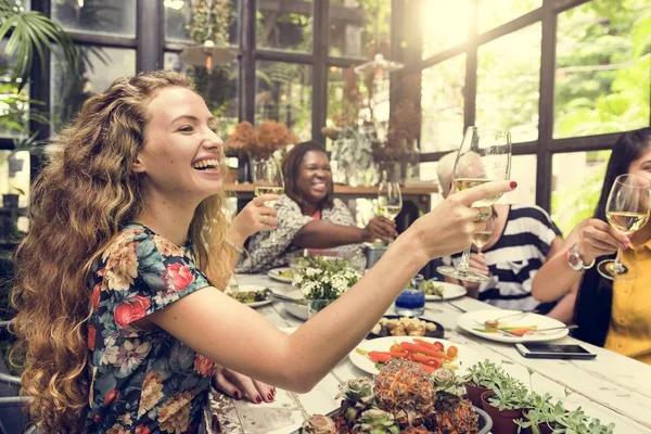 Kadın yemek yerken — Stok fotoğraf