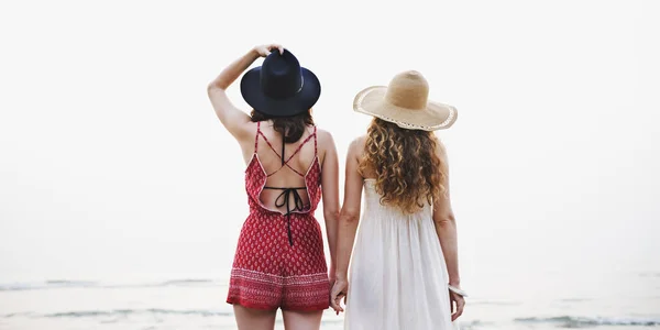 Girls friendship on Beach — Stock Photo, Image