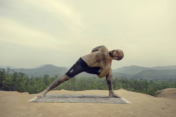 Hombre haciendo ejercicio de yoga —  Fotos de Stock