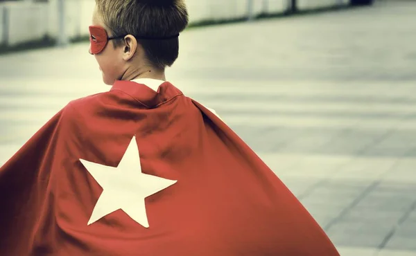Superhéroe niño disfrazado estrella — Foto de Stock