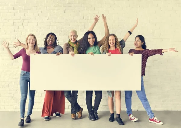 Donne in possesso di consiglio d'informazione — Foto Stock