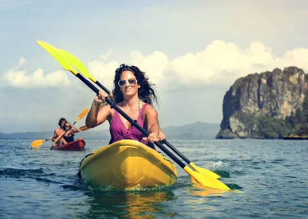 Jeune couple kayak de mer — Photo