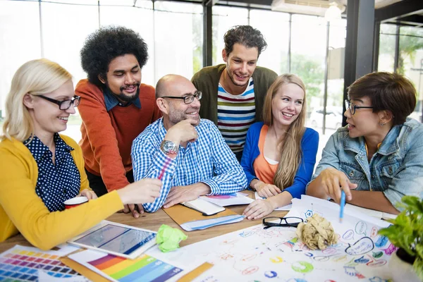 Geschäftsleute, die an dem Projekt arbeiten — Stockfoto