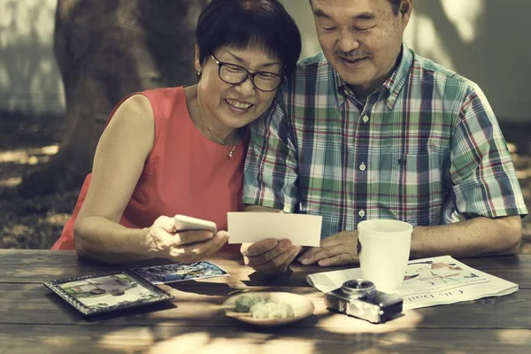 Pareja mirando la tarjeta — Foto de Stock