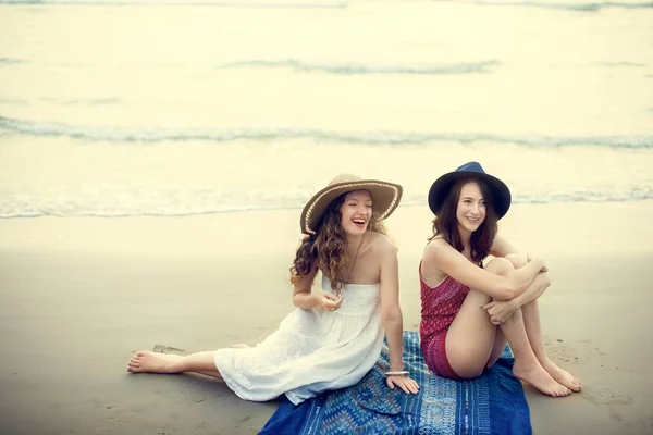 Sahilde oturan kızlar — Stok fotoğraf
