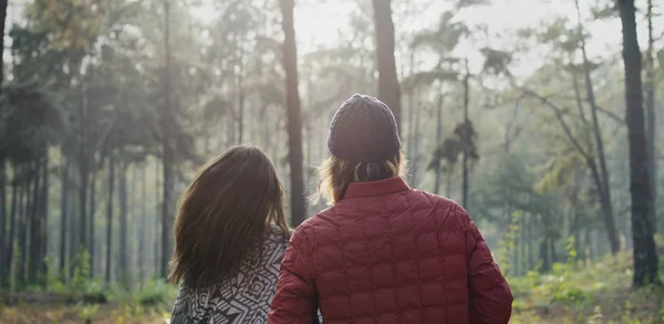 Par promenader i skogen — Stockfoto