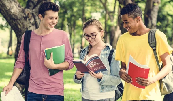 Genç öğrencilerle birlikte kitaplar — Stok fotoğraf