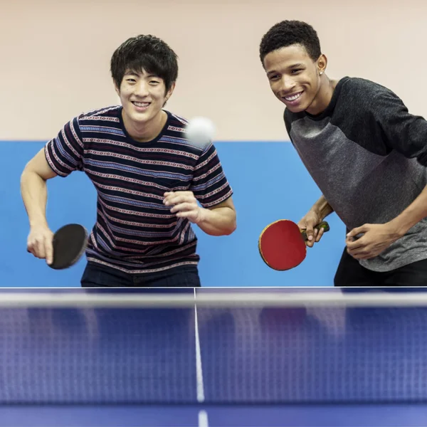 Freunde spielen Tischtennis — Stockfoto