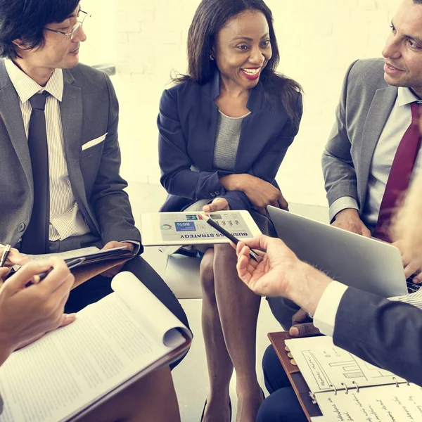 Pessoas de negócios discutindo plano de marketing — Fotografia de Stock