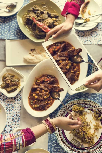 Pessoas comendo comida indiana no restaurante — Fotografia de Stock