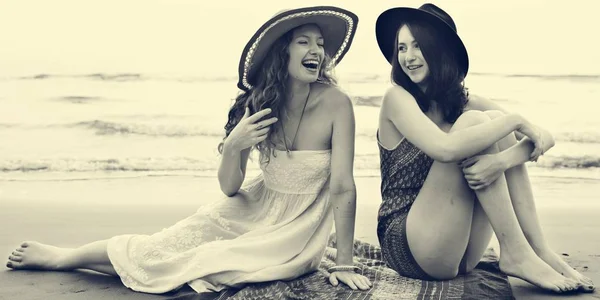 Chicas sentadas en la playa —  Fotos de Stock