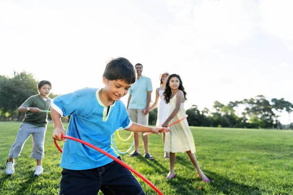 Família fazendo exercício com aros hula — Fotografia de Stock