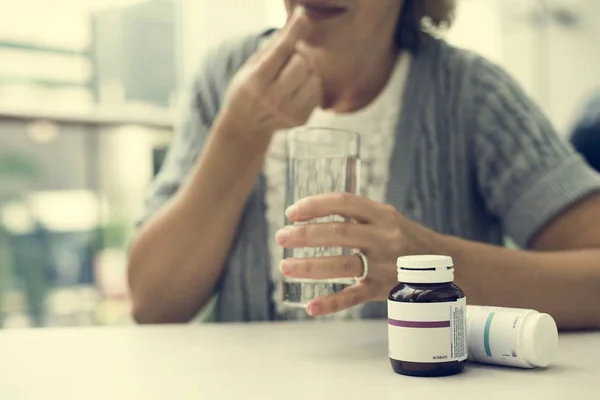 Woman taking pills — Stock Photo, Image