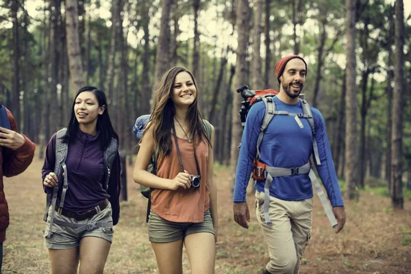 Giovani amici viaggiatori nella foresta — Foto Stock