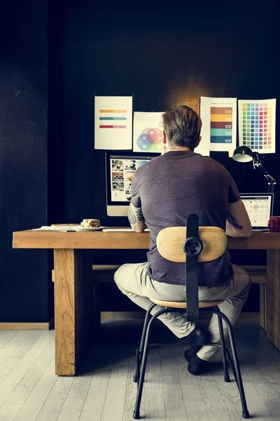 Mann arbeitet am Computer — Stockfoto