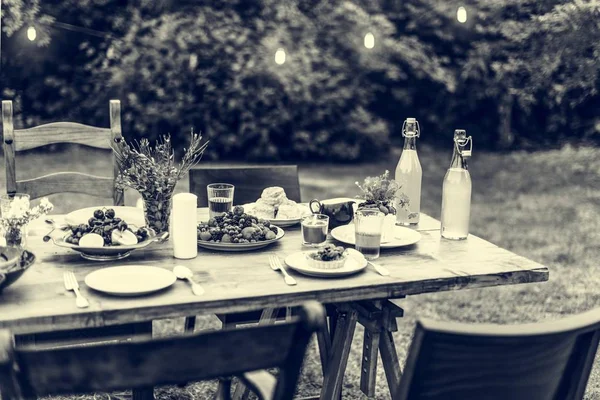 Mesa servida con comida para el almuerzo — Foto de Stock