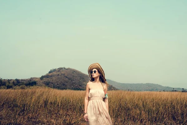 Krásná žena v létě klobouk — Stock fotografie