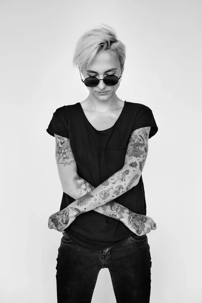 Donna con tatuaggi in posa in studio — Foto Stock